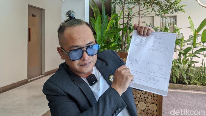 Kuasa hukum AHEP, Sagitarius, menunjukkan alat bukti faktur pembelian miras kedaluwarsa di Mataram, NTB, Sabtu (6//4/2024). (Foto: Ahmad Viqi/detikBali)