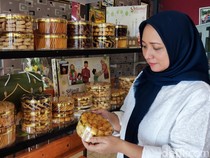 Laris Manis Kue Kering di Surabaya Jelang Lebaran, Pesanan Naik 10 Kali Lipat