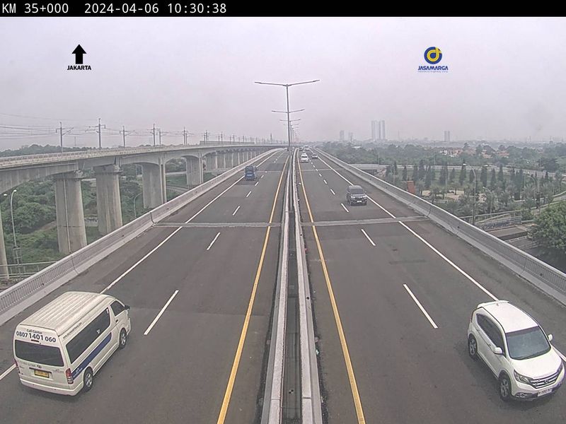 Lalu lintas di Tol Sheikh Mohammed Bin Zayed (MBZ) terpantau lancar pada pagi ini. Terlihat tak terlalu ramai kendaraan yang melintas di jalan layang ini. (dok BPJT PUPR)