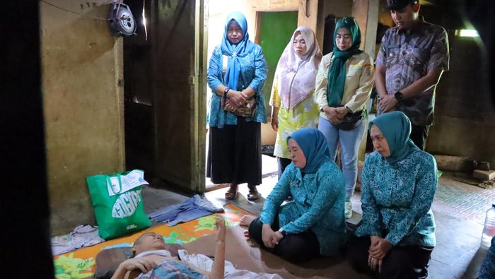 Lansia di Palembang terbaring sakit setahun di rumahnya