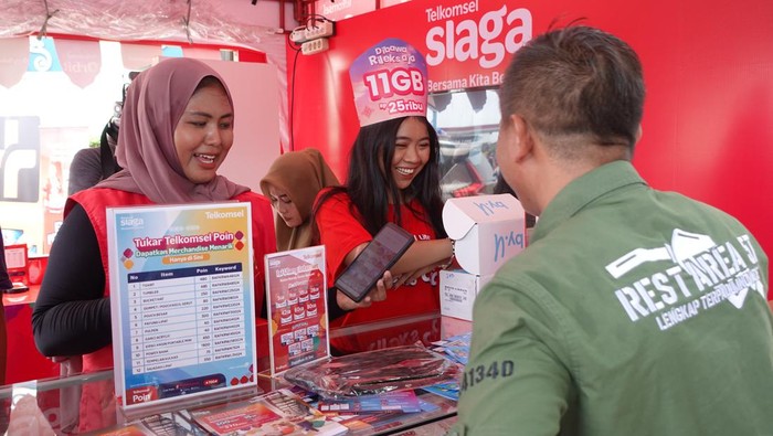 Layani Kebutuhan Digital di Jalur Mudik Telkomsel kembali menyediakan Posko Telkomsel Siaga di berbagai Rest Area sepanjang jalur Trans Jawa, Trans Sumatera dan di Mal atau area publik.