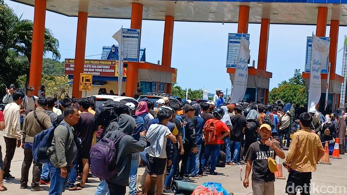 Lonjakan pumpang pejalan kaki di Pelabuhan ASDP Telaga Punggur, Batam pada Sabtu (6/4/2024). (Alamudin Hamapu/detikcom)