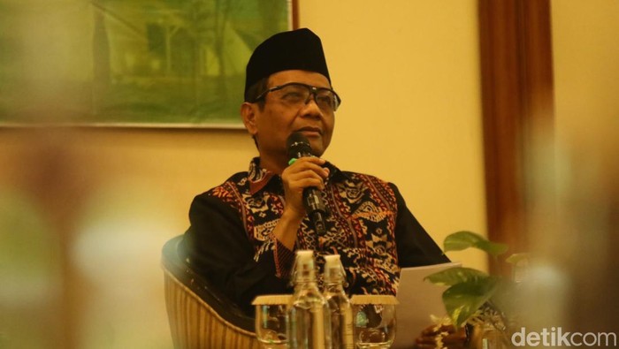 Mahfud Md saat mengisi acara Silaturahmi & Kajian Ramadhan 1445 H Arah Politik Pasca Pemilu 2024 yang digelar Ikatan Cendekiawan Muslim se-Indonesia (ICMI) Orwil DIY, di Loman Park Hotel, Sabtu (6/4/2024).