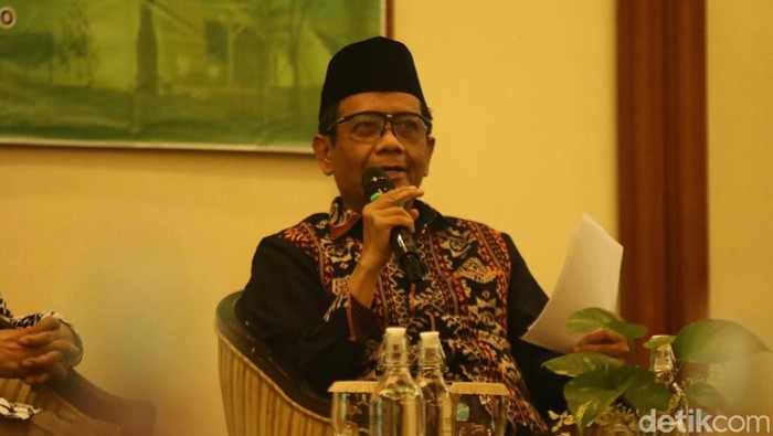Mahfud Md saat mengisi acara Silaturahmi & Kajian Ramadhan 1445 H Arah Politik Pasca Pemilu 2024 yang digelar Ikatan Cendekiawan Muslim se-Indonesia (ICMI) Orwil DIY, di Loman Park Hotel, Sabtu (6/4/2024).