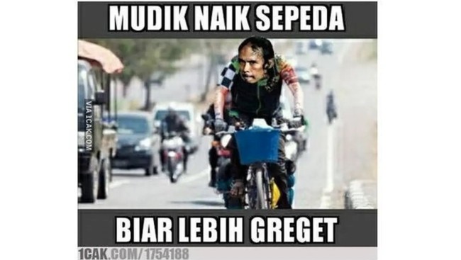 Mudik naik motor atau mobil mah sudah biasa. Mau yang greget? Coba naik sepeda. Foto: 1cak.com