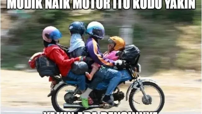Tak sedikit juga pemudik yang memaksimalkan kerja motornya, salah satunya dengan mengangkut beberapa anggota keluarga sekaligus. Tapi yang begini sih jangan dicontoh ya, bahaya.. Foto: 1cak.com