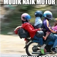 Tak sedikit juga pemudik yang memaksimalkan kerja motornya, salah satunya dengan mengangkut beberapa anggota keluarga sekaligus. Tapi yang begini sih jangan dicontoh ya, bahaya.. Foto: 1cak.com