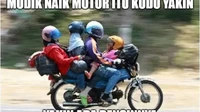 Satu keluarga mudik naik sepeda motor. Berbahaya mudik seperti ini. (Foto: 1cak.com)