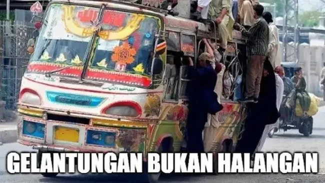 Demi mudik bertemu keluarga apapun dilakukan. Paling sampai kampung masuk angin dan encok aja. Beruntung kalau nyawa nggak melayang. Foto: 1cak.com