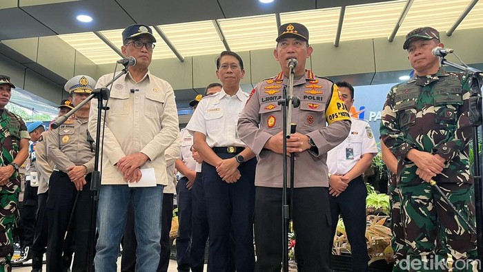 Menhub Budi Karya Sumadi, Kapolri Jenderal Listyo Sigit Prabowo dan Panglima TNI Jenderal Agus Subiyanto meninjau Stasiun Pasar Senen, 6 April 2024 (Rumondang/detikcom)