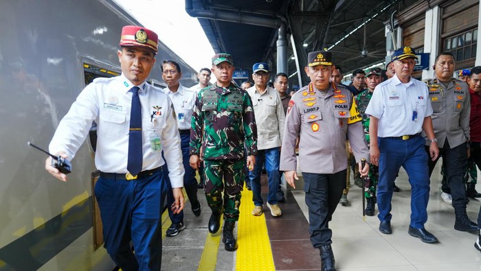 Kapolri Inspeksi Stasiun Senen, Tegaskan Keamanan Terjamin untuk Pemudik