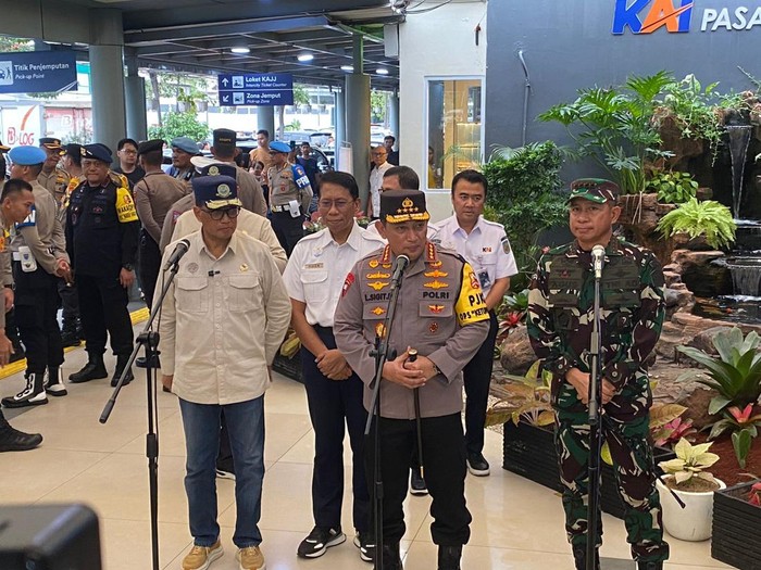 Menhub, Kapolri dan Panglima TNI tinjau arus mudik di Stasiun Senen (Wildan/detikcom)