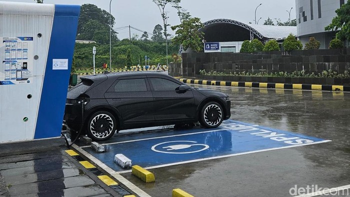 Mobil listrik Hyundai Ioniq5 sedang mengisi daya listrik di SPKLU