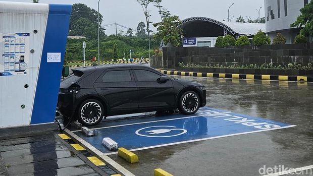 Mobil listrik Hyundai Ioniq5 sedang mengisi daya listrik di SPKLU