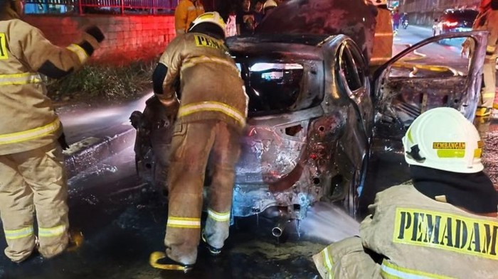 Mobil terbakar di Kembangan, Jakbar, akibat petasan dari konvoi remaja (dok. Instagram @humasjakfire)