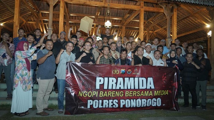 Momen guyub tampak di acara bukber yang digelar polisi di Ponorogo