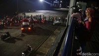 Pemudik sepeda motor memasuki kapal penyeberangan di di Pelabuhan Ciwandan, Cilegon, Banten, Sabtu (6/4/2024) dini hari.