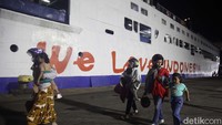 Sebanyak 11.193 orang telah menyeberang ke Pelabuhan Bakauheni, Lampung melalui Pelabuhan Ciwandan, Banten hingga Jumat (5/4) atau H-5 Lebaran.