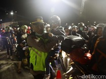 Momen Petugas Bantu Pemudik Balita Masuk Kapal