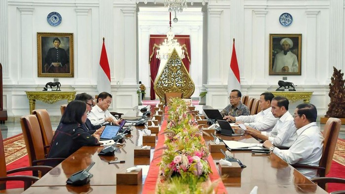 Momen Prabowo Ratas bersama Jokowi dan menteri lainnya