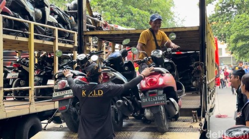 Sejumlah motor pemudik diangkut truk saat mudik gratis Ikawangi, Sabtu (6/4/2024).