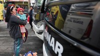 Saat musim mudik, terminal selalu ramai oleh warga yang akan pulang ke kampung halaman. Mayoritas warga mudik bersama keluarganya. REUTERS/Ajeng Dinar Ulfiana.