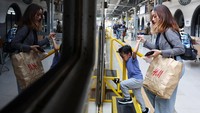 Kereta api juga menjadi pilihan favorit pemudik. Sebab kereta api merupakan angkutan massal yang anti macet. REUTERS/Ajeng Dinar Ulfiana.
