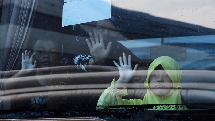 Mudik, Tradisi Tahunan Umat Muslim Jelang Idul Fitri di Indonesia Mudik merupakan tradisi tahunan yang dinanti umat muslim menjelang Idul Fitri. Meski penuh perjuangan, tradisi mudik selalu disambut dengan antusias.