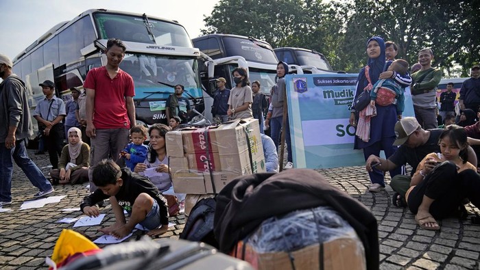 Mudik, Tradisi Tahunan Umat Muslim Jelang Idul Fitri di Indonesia Mudik merupakan tradisi tahunan yang dinanti umat muslim menjelang Idul Fitri. Meski penuh perjuangan, tradisi mudik selalu disambut dengan antusias.