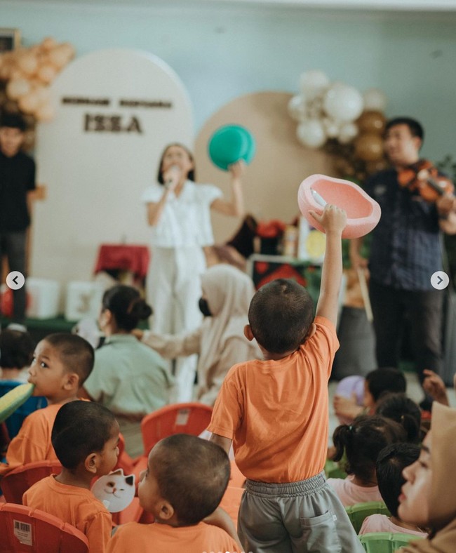 Diikuti oleh banyak anak-anak dari panti asuhan, acara yang digelar mennjelang ultah sang anak itu bertajuk Bermain Bersama Issa. Issa Xander sendiri diketahui berulang tahun yang ke-2 pada 7 April 2023. Foto: Instagram/@nikitawillyofficial94
