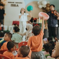 Diikuti oleh banyak anak-anak dari panti asuhan, acara yang digelar mennjelang ultah sang anak itu bertajuk Bermain Bersama Issa. Issa Xander sendiri diketahui berulang tahun yang ke-2 pada 7 April 2023. Foto: Instagram/@nikitawillyofficial94