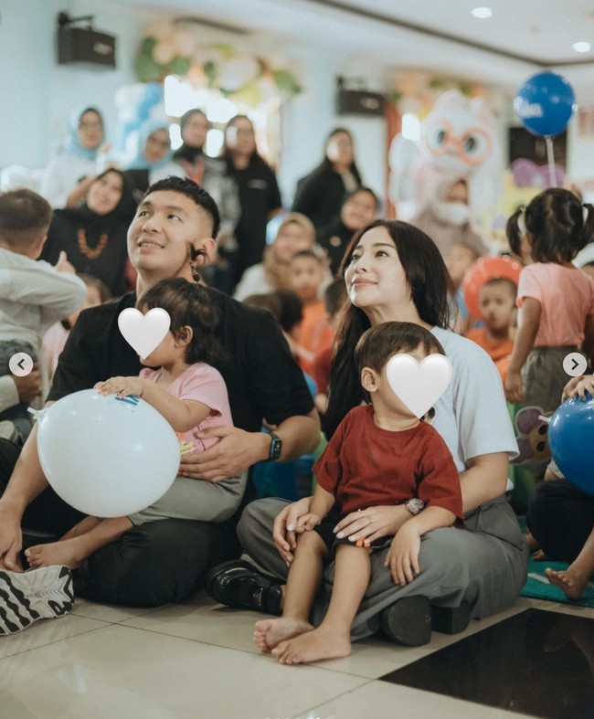 Dalam foto terlihat Nikita Willy dan Indra Priawan turut mengikuti acara tersebut sambil memangku anak-anak dari panti asuhan yang dikunjunginya. Foto: Instagram/@nikitawillyofficial94