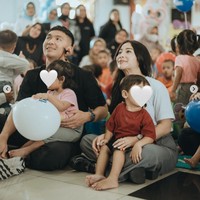 Dalam foto terlihat Nikita Willy dan Indra Priawan turut mengikuti acara tersebut sambil memangku anak-anak dari panti asuhan yang dikunjunginya. Foto: Instagram/@nikitawillyofficial94