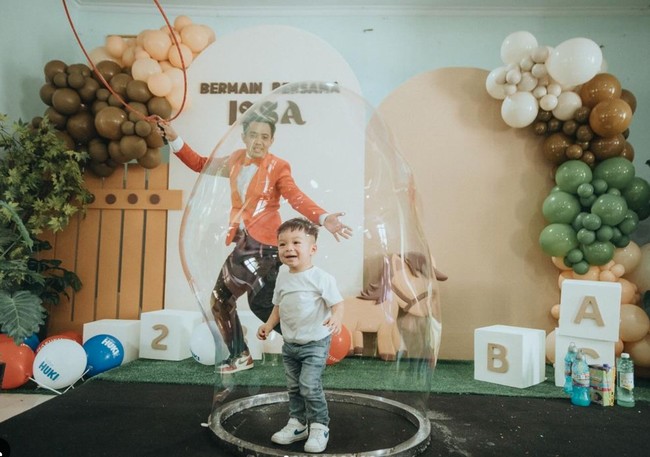 Meriah bak pesta ulang tahun, di dalam acara tersebut juga terdapat pertunjukkan sulap. Terlihat Issa turut serta menjajal salah satu atraksi sulap dengan begitu ceria. Foto: Instagram/@nikitawillyofficial94