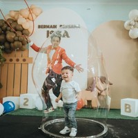 Meriah bak pesta ulang tahun, di dalam acara tersebut juga terdapat pertunjukkan sulap. Terlihat Issa turut serta menjajal salah satu atraksi sulap dengan begitu ceria. Foto: Instagram/@nikitawillyofficial94