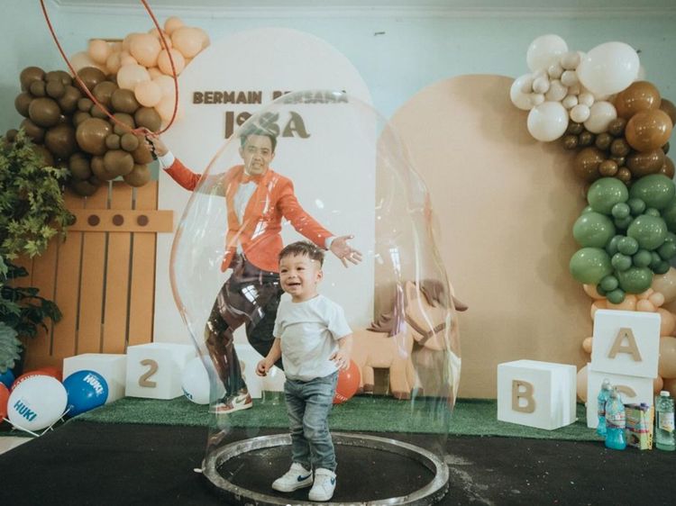 8 Foto Nikita Willy Gelar Perayaan Ultah Baby Issa di Panti Asuhan