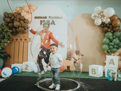 8 Foto Nikita Willy Gelar Perayaan Ultah Baby Issa di Panti Asuhan