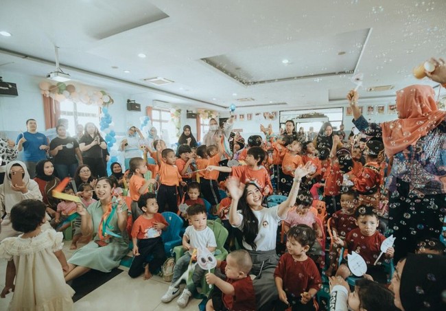 Every child’s journey is different, let us remember that each story is deserving of happiness and fulfillment. Let us nurture their dreams, support their potential, and create a world where every child’s unique tale is one of hope, love, and joy. #EveryChildMatters #BermainBersamaIssa, tulis keterangan dalam unggahannya. Foto: Instagram/@nikitawillyofficial94