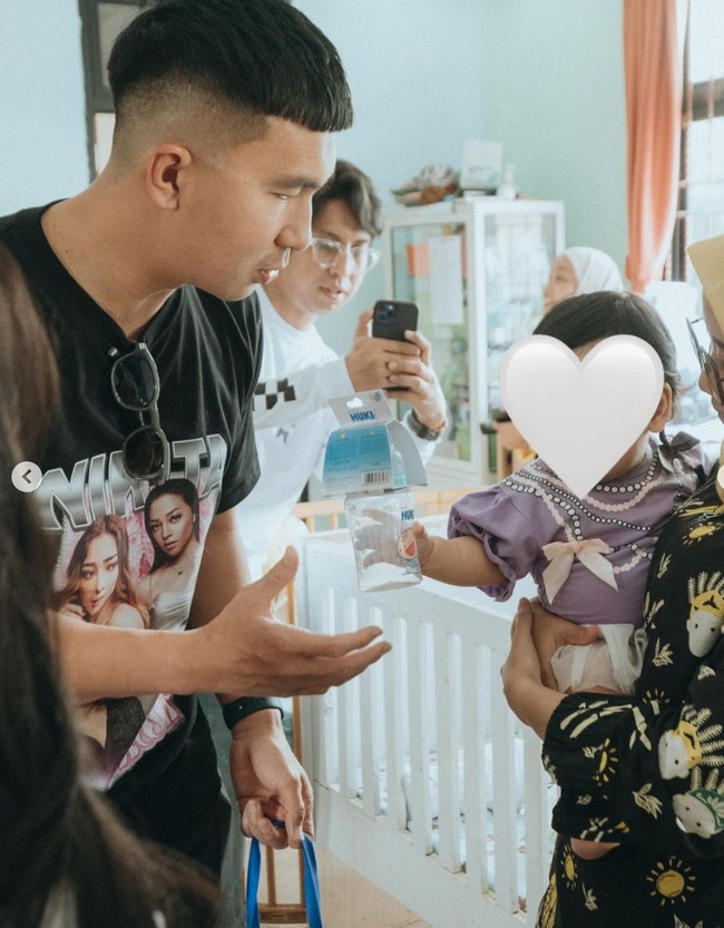 Yang tak kalah bikin salfok ialah kaos yang dikenakan oleh Indra Priawan. Di kaos hitamnya itu terdapat beberapa potret sang istri dan tulisan NIKITA. Foto: Instagram/@nikitawillyofficial94