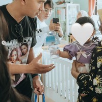 Yang tak kalah bikin salfok ialah kaos yang dikenakan oleh Indra Priawan. Di kaos hitamnya itu terdapat beberapa potret sang istri dan tulisan NIKITA. Foto: Instagram/@nikitawillyofficial94