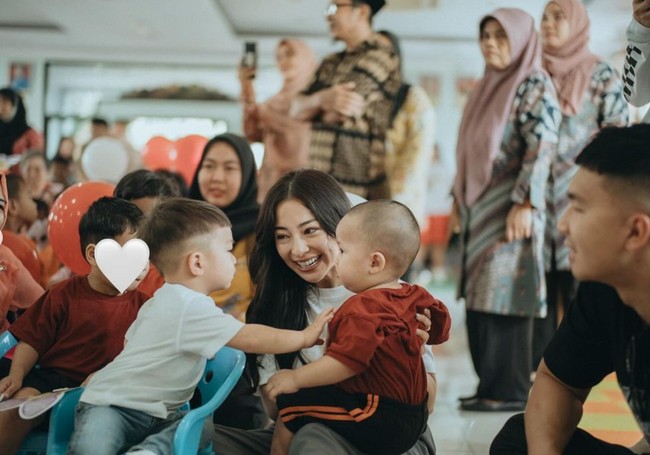 Tak hanya Issa, ekspresi bahagia juga tampak jelas di wajah Nikita. Niki tampak begitu senang bisa berbagi kebahagiaan bersama keluarga dengan anak-anak di panti asuhan tersebut. Foto: Instagram/@nikitawillyofficial94