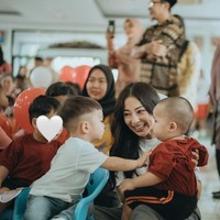 Tak hanya Issa, ekspresi bahagia juga tampak jelas di wajah Nikita. Niki tampak begitu senang bisa berbagi kebahagiaan bersama keluarga dengan anak-anak di panti asuhan tersebut. Foto: Instagram/@nikitawillyofficial94