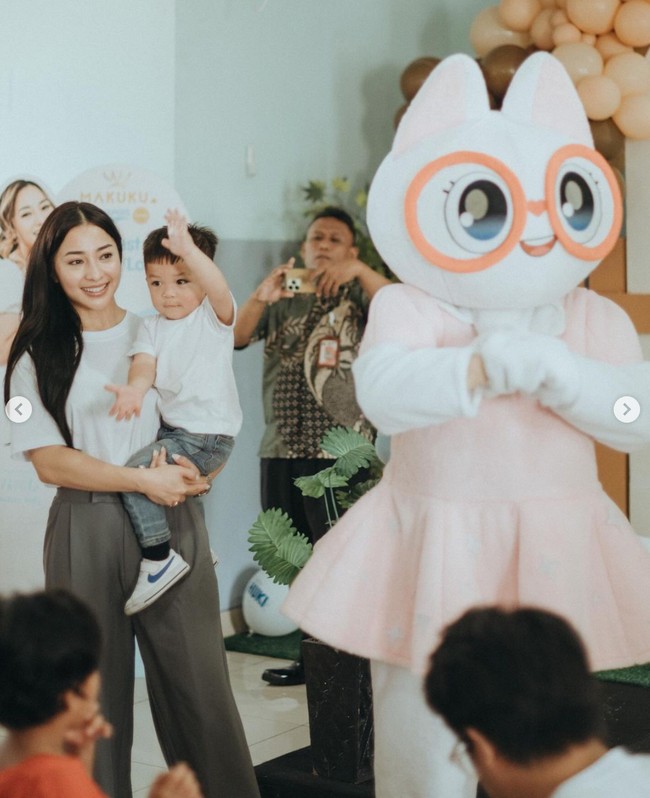 Nikita Willy bersama keluarga kecilnya baru saja terlihat menggelar acara di panti asuhan. Acara tersebut merupakan pesta ulang tahun Issa yang genap berusia dua tahun pada 7 April 2024. Foto: Instagram/@nikitawillyofficial94