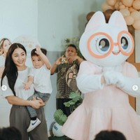Nikita Willy bersama keluarga kecilnya baru saja terlihat menggelar acara di panti asuhan. Acara tersebut merupakan pesta ulang tahun Issa yang genap berusia dua tahun pada 7 April 2024. Foto: Instagram/@nikitawillyofficial94