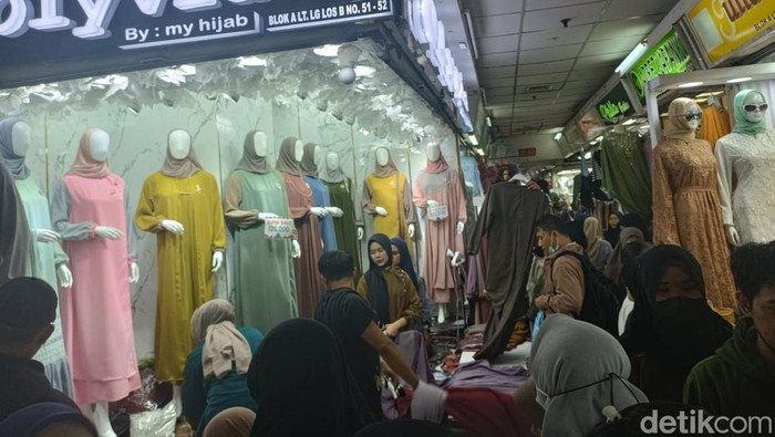 Pasar Tanah Abang Masih Sesak Diserbu Pembeli Jelang Lebaran