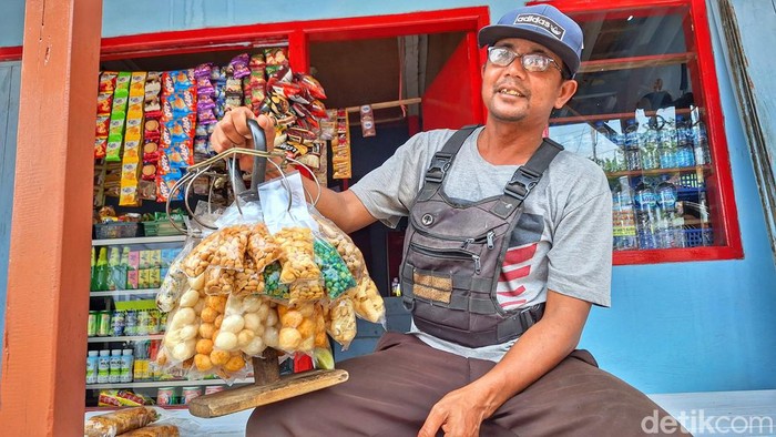 Pedagang Asongan asal Limbangan, Garut, Ade Kusnadi (40) saat wawancara bersama detikJabar.