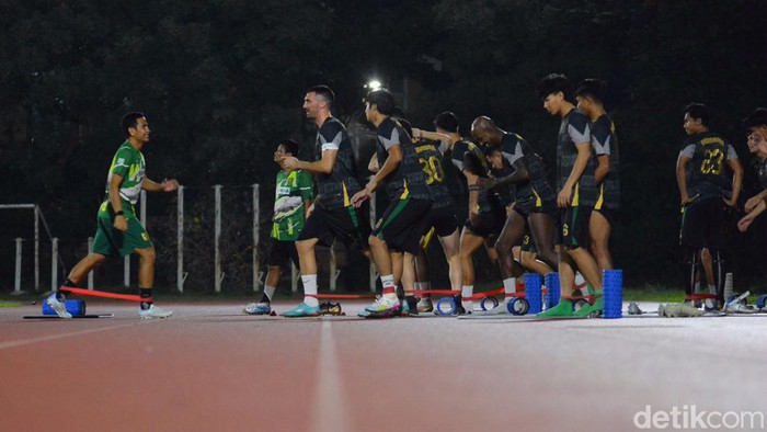 Pemain Persebaya saat sesi latihan