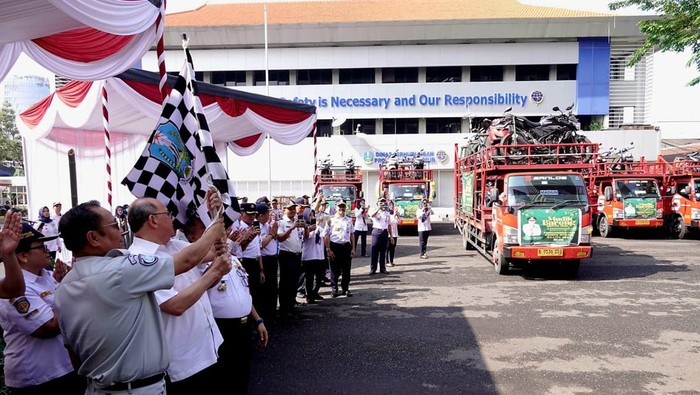 Pemprov Jatim memberangkatkan truk muat motor milik pemudik