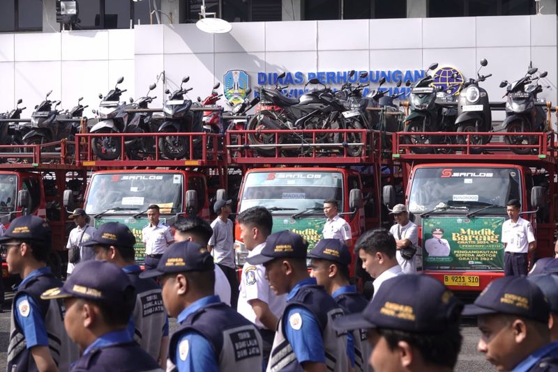 Pemprov Jatim memberangkatkan truk muat motor milik pemudik