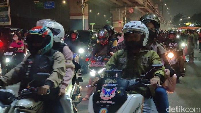 Arus Pemudik Bermotor Padat Melintasi Jalur Kalimalang saat Malam Hari